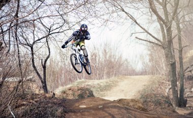 Moskova, Rusya - 10 Nisan 2019: Dağ bisikletiyle atla ve uç. Dağ bisikleti sporunda yarışan bir sürücü. Doğada bisiklete binen biri. Bisikletli havalı bir sporcu. MTB bisikleti.