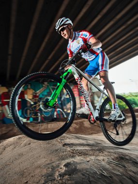Moskova, Rusya - 10 Ağustos 2017: dağ bisikletçisi pompa pistinde bisiklet sürüyor. Dağ bisikleti sporunda yarışan bir sürücü. Bisikletli havalı bir sporcu. MTB bisikleti.