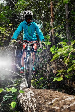 Moskova, Rusya - 20 Ağustos 2017: Ormanda bisiklete binen bisikletçi. Dağ bisikleti bisikletçisi off road yapıyor. Dağ bisikleti sporunda yarışan bir sürücü. Bisikletli havalı bir sporcu. MTB bisikleti.