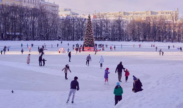 Moszkva Oroszország 2019 Január Jégkorcsolyázók Karácsonyfával Pátriárkai Tavakban Moszkva Központjában — Stock Fotó