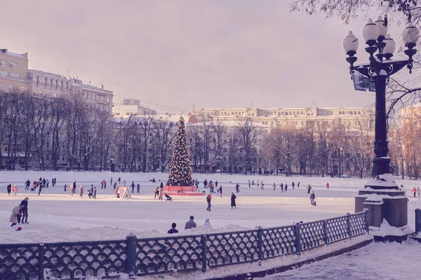 Moszkva Oroszország 2019 Január Jégkorcsolyázók Karácsonyfával Pátriárkai Tavakban Moszkva Központjában — Stock Fotó