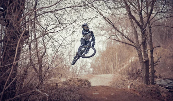 Moscou Rússia Abril 2019 Salte Voe Uma Bicicleta Montanha Piloto — Fotografia de Stock