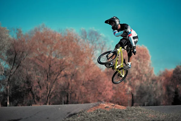 Moscou Rússia Outubro 2019 Jovem Garoto Pulando Com Sua Bicicleta — Fotografia de Stock