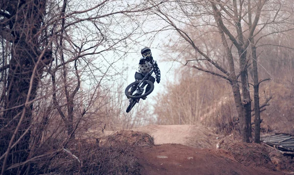 Moscou Rússia Abril 2019 Salte Voe Uma Bicicleta Montanha Piloto — Fotografia de Stock