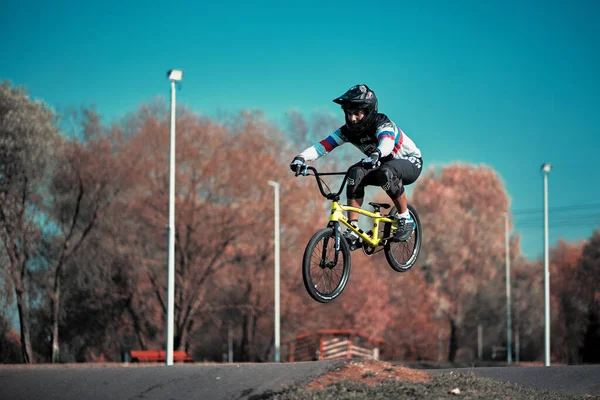 Moscú Rusia Oct 2019 Joven Saltando Con Bmx Bike Pista — Foto de Stock