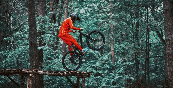 俄罗斯莫斯科 2018年11月 跳上山地自行车飞行 山地自行车运动中的骑手 骑车人表演特技表演 然后跳下去 骑自行车的运动员很酷 Mtb自行车 — 图库照片