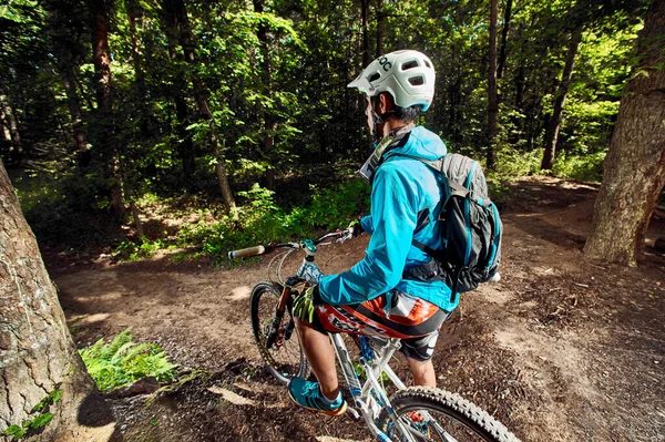 Moszkva Oroszország Augusztus 2017 Mountain Bike Kerékpáros Kerékpárral Erdőben — Stock Fotó