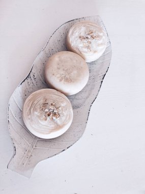 Cilt sorunu olanlar için yulaf sabunu uygundur. Deriyi yumuşak ve nemli yapar. El yapımı sabun, düz uzanma..