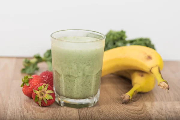 Batido de batido verde con verduras frescas y frutas —  Fotos de Stock