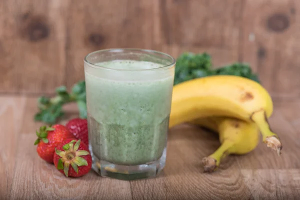 Batido de batido verde con verduras frescas y frutas —  Fotos de Stock