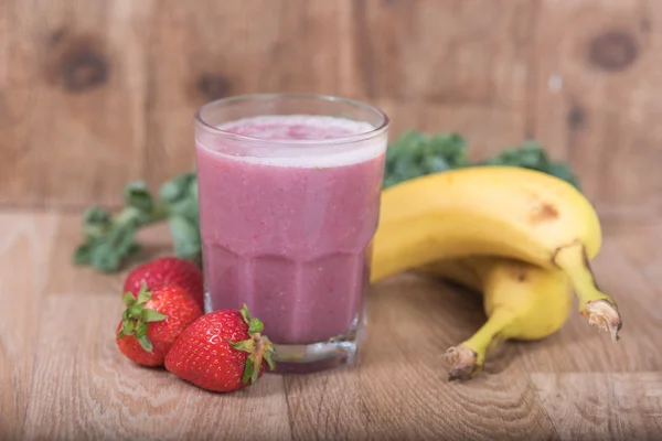 Jordgubbe smoothie shake med färska grönsaker och frukter — Stockfoto