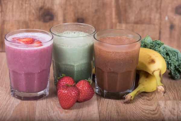 Tre smoothie skakar med bananer och jordgubbar — Stockfoto