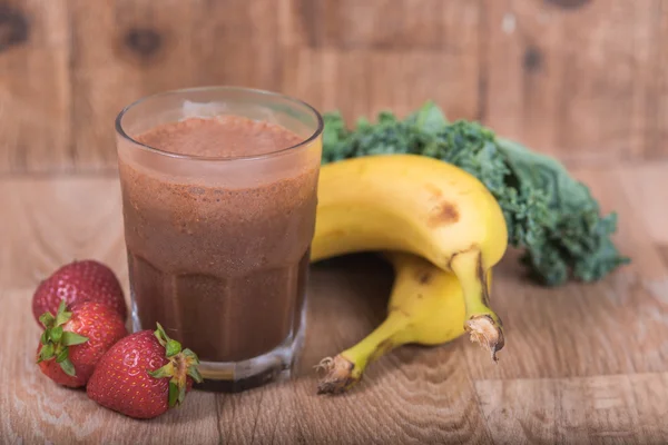 Choklad smoothie shake med färska grönsaker och frukt — Stockfoto