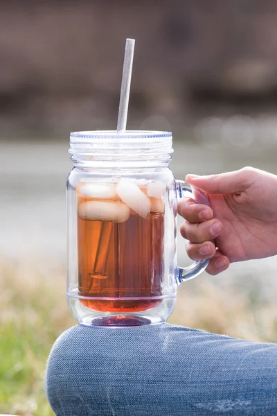 Buzlu çay tutan kadının el