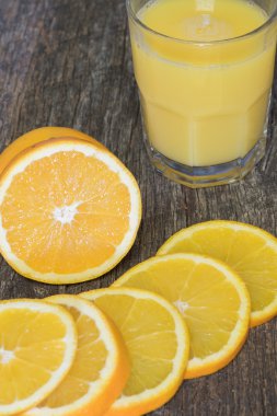 Portakal suyu dilimleri turuncu ve bardak meyve suyu ile