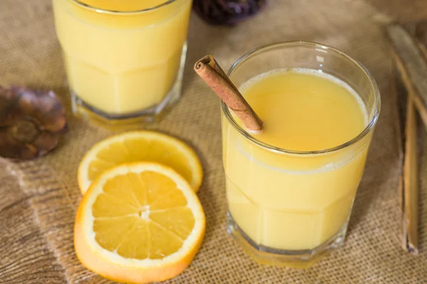 Bebida de suco de laranja rústica com pau de canela — Fotografia de Stock