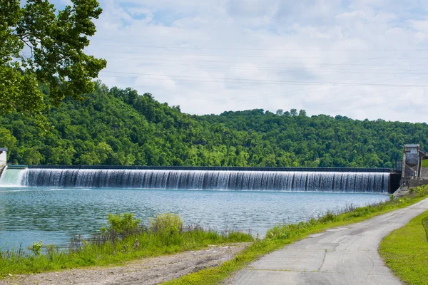 Boğa sürüler Gölü Missouri çalışan Taneycomo Barajı