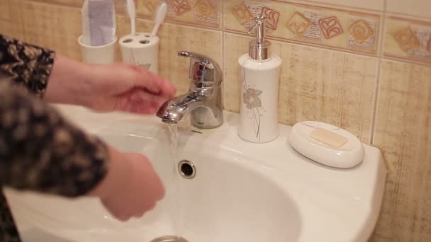 Um tiro de perto de uma mulher a lavar as mãos no lavatório. Menina limpando a mão  . — Vídeo de Stock