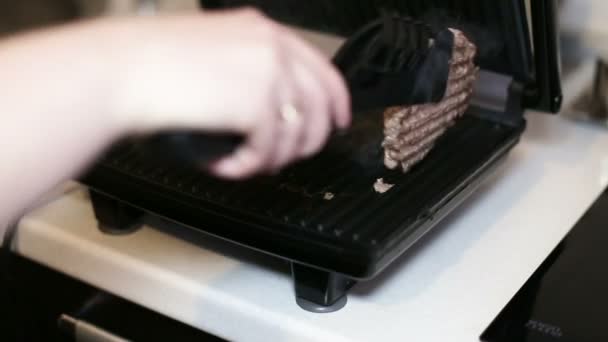 La mano femenina gira el filete en la parrilla eléctrica. Primer plano . — Vídeo de stock