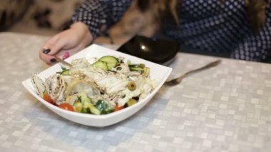 Genç bir kadının el Close-Up meyve bir kase içinde aşağı bırakır