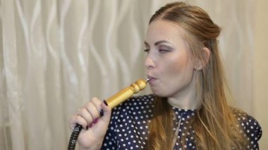 Güzel ve genç birbayan nargile teneffüs edilmesi. Kız sigara shisha Cafe üzerinde yakın çekim