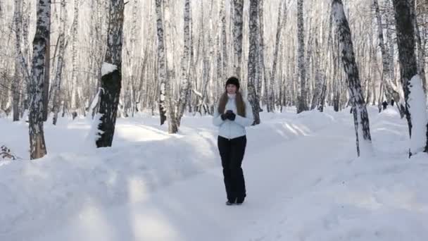 Ευτυχισμένος χαμογελαστό γυναίκα με φλιτζάνι ζεστό καφέ ή τσάι σε εξωτερικούς χώρους το χειμώνα στο δάσος — Αρχείο Βίντεο