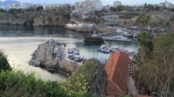 Turquía - Antalya, 19 de marzo de 2016: El centro de Antalya Kaleici. Vista panorámica de la marina con un hermoso yate en Antalya, Turquía . — Vídeo de stock