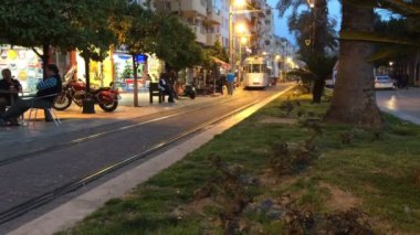 Türkiye, Antalya - 20 Mart 2016: Şehir tramvay durağı uzaklıkta Merkez İlçesi Kaleiçi akşam, 20 Mart 2016, Antalya, Türkiye'deki caddeleri üzerinde hareket ediyor.