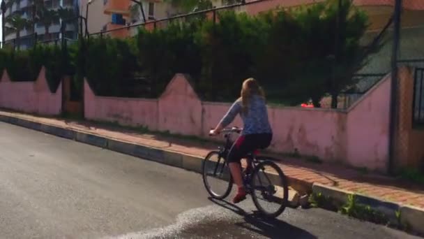 Młoda kobieta, jazda na rowerze w lecie ustawienie. — Wideo stockowe