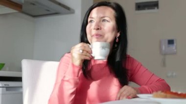 Sabah kahve içme cam kenarında oturan kadın. Portre.