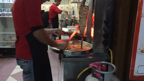 Antalya, Turley, 10 de marzo de 2016: El hombre de delantal prepara carne en la parrilla . — Vídeos de Stock