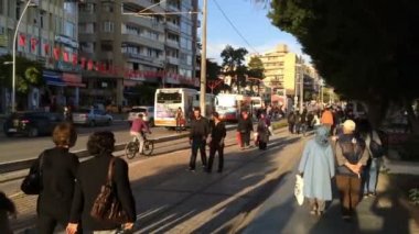 Antalya, Türkiye - 20 Mart 2016: Yoğun bir cadde akşam Antalya, Türkiye'nin şehir merkezinde.