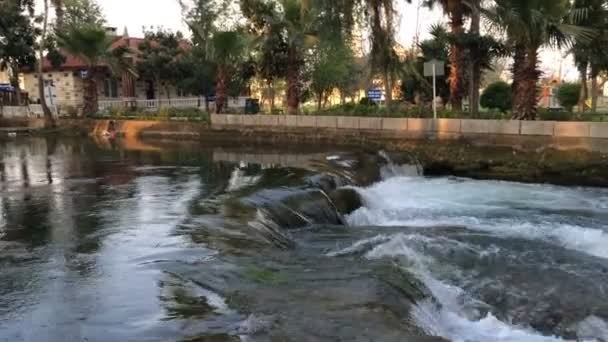 Antalya, Türkiye - 6 Mart 2016: Gün batımı gün Park Antalya, Türkiye'de küçük şelale. — Stok video