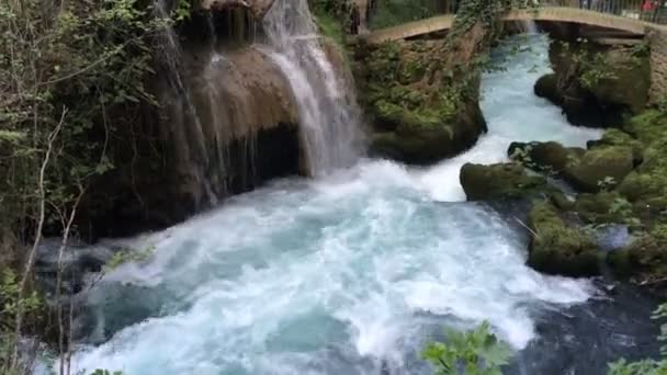 Antalya, Turecko - 19 březen 2016: vodopád v parku. Vodopády v zeleném lese. HD 1920 x 1080. — Stock video