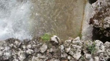 Temiz su akar aşağı dağlardan yukarıdan nehir manzarası