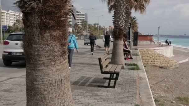 Türkiye, Antalya, Mart 2016, canlı quay, kadın ve erkek panoramik manzaralı yürüyüş — Stok video