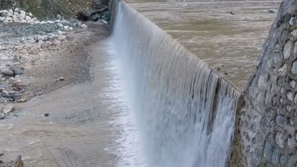 산에서 떨어지는 물. 단계별된 폭포. — 비디오