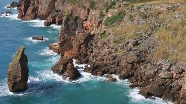 Belas falésias do mar de uma altura no dia ensolarado de verão. Paisagem, de pé na montanha . — Vídeo de Stock