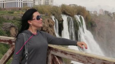 Düden Şelalesi Antalya, Türkiye'de arka plan üzerinde parkta köprüde duran kadınlar.