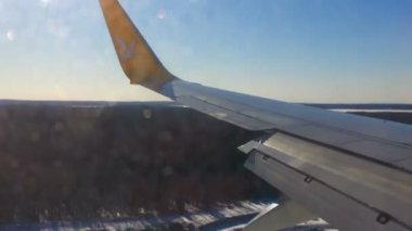 Uçak kanadı uçuş güneşli gün.