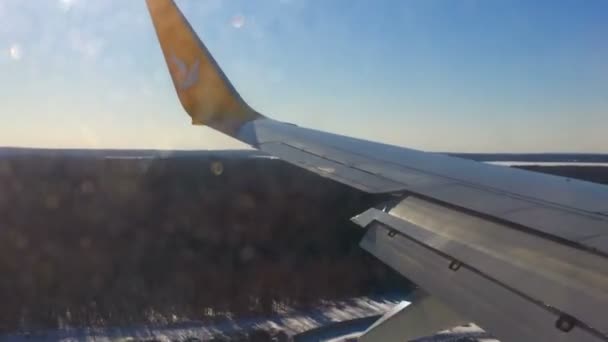 Aile d'avion en vol dans la journée ensoleillée .