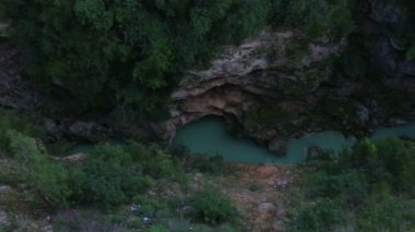 Kanyon ve dağ nehir üstten panoramik görünüm