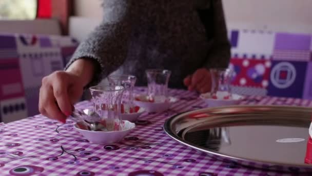 Γυναικεία χέρια είναι τοποθετημένα τα πιάτα στο τραπέζι του δείπνου — Αρχείο Βίντεο