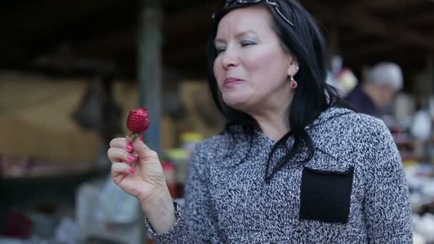 Gelukkig gelooid vrouw rijpe sappige aardbeien eten — Stockvideo