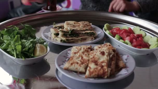 Женская рука двигает тарелки с едой на подносе — стоковое видео