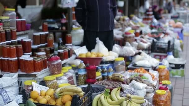 Турция, Анталия, март 2016 Люди на базаре продают варенье из овощей и фруктов — стоковое видео