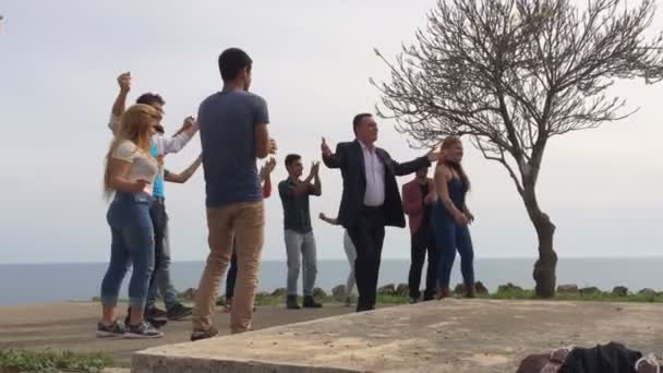 Turecko, Antalya, březen 2016 mladí homosexuálové tančit zpívat úsměv — Stock video