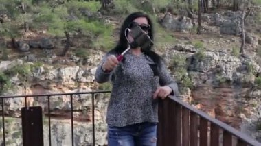 genç güzel kadınlar kendilerini park Caddesi üzerinde akıllı telefon kullanarak fotoğraf çekme