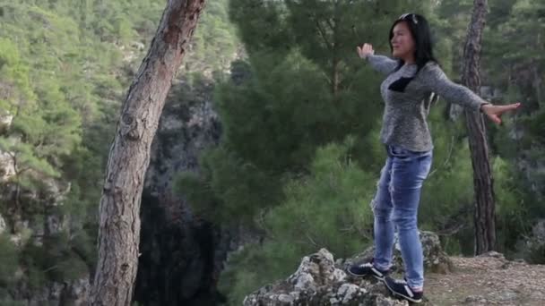 Eine brünette Frau Bilder von sich selbst, um ein Einbein-Smartphone zu benutzen — Stockvideo