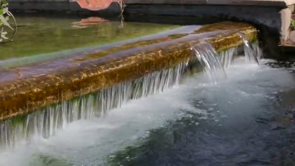 Wasserfall. Wasser fließt von der Bühne. Nahaufnahme. — Stockvideo